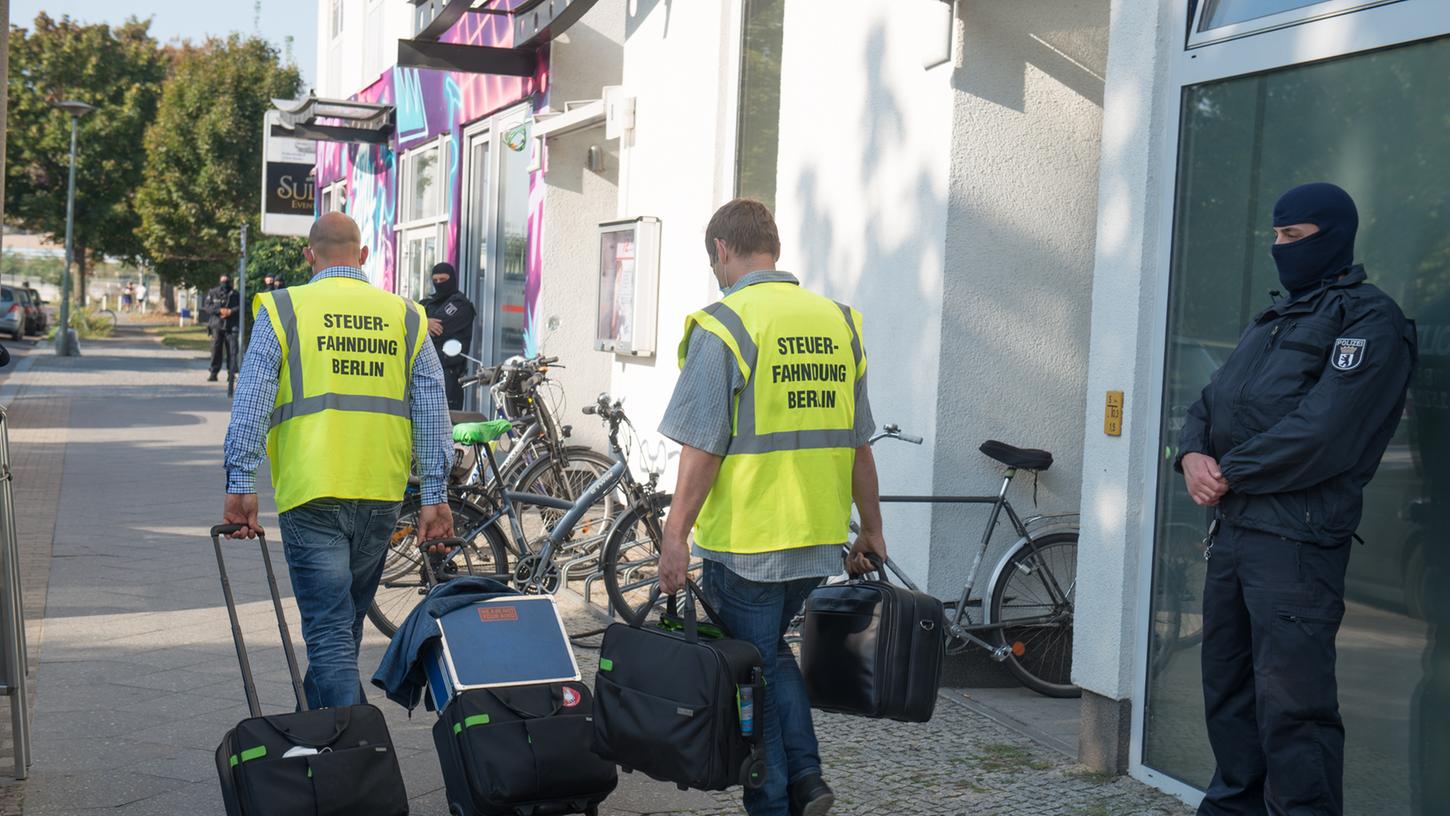 Polizeibeamte und Mitarbeiter der Steuerfahndung durchsuchten unter anderem ein Geschäftshaus im Bezirk Treptow. Seit 6 Uhr morgens waren über 300 Beamte der Polizei und Steuerfahndung in insgesamt 18 Häusern, Wohnungen und Geschäftsräumen in Berlin, Brandenburg und der Schweiz im Einsatz.