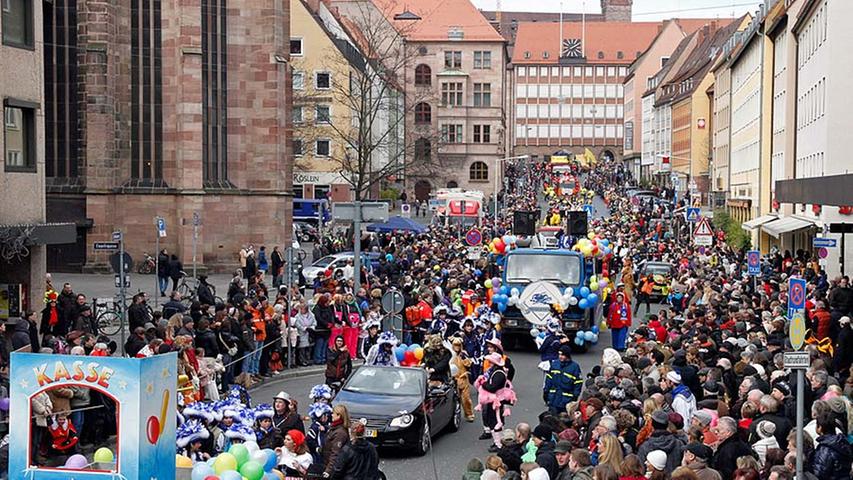 Konfetti-Stimmung in der Nürnberger Altstadt: Rund 100 000 Narren haben während des traditionellen Faschingsumzugs am Sonntag begeistert gefeiert.