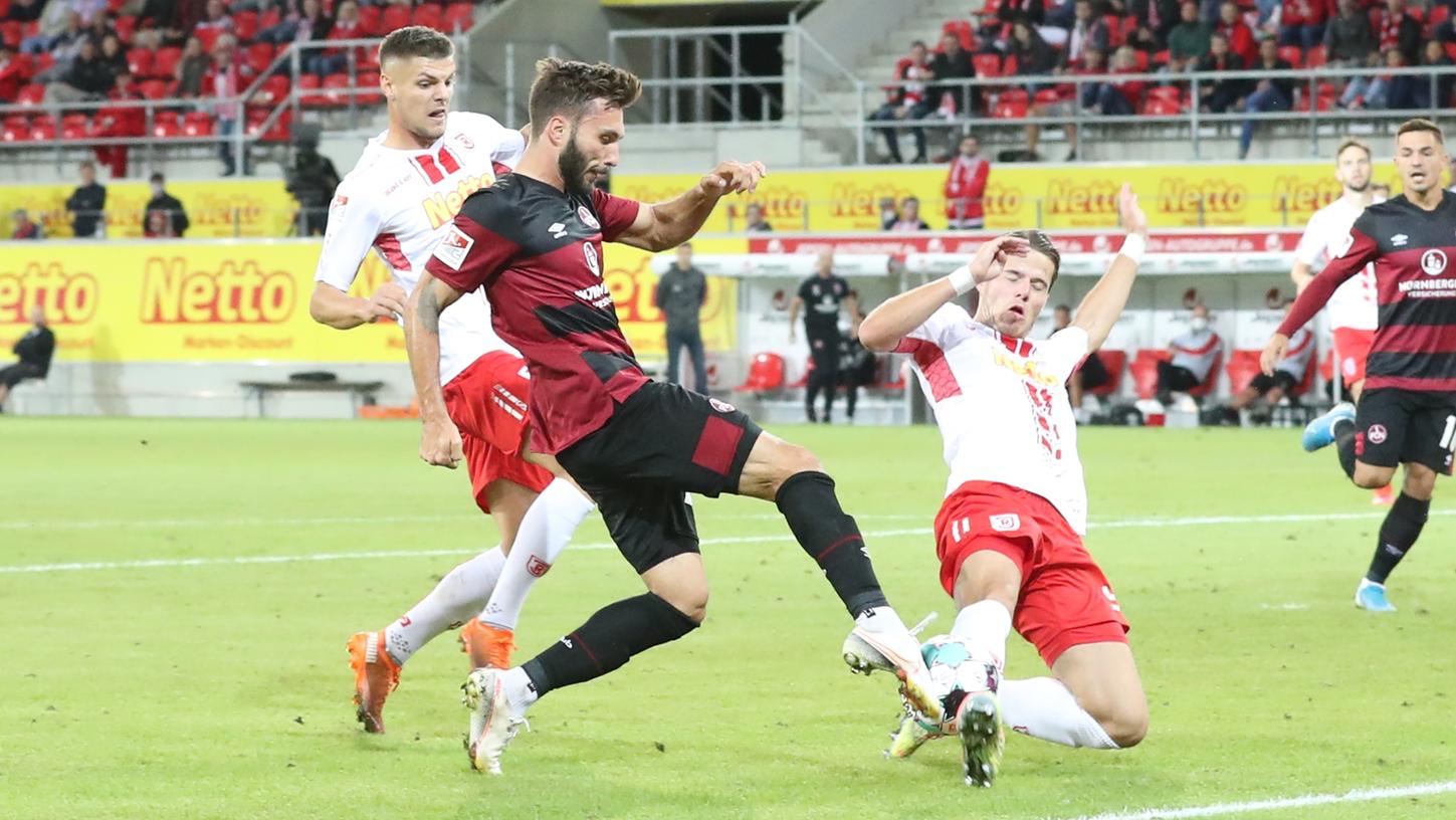 Noch werden die Nürnberger Offensivbemühungen abgeblockt: Relegationsheld Schleusener weiß jedoch, woran das liegt. Sein Club braucht "mehr Ruhe". Noch werden die Nürnberger Offensivbemühungen abgeblockt: Relegationsheld Schleusener weiß jedoch, woran das liegt. Sein Club braucht "mehr Ruhe".