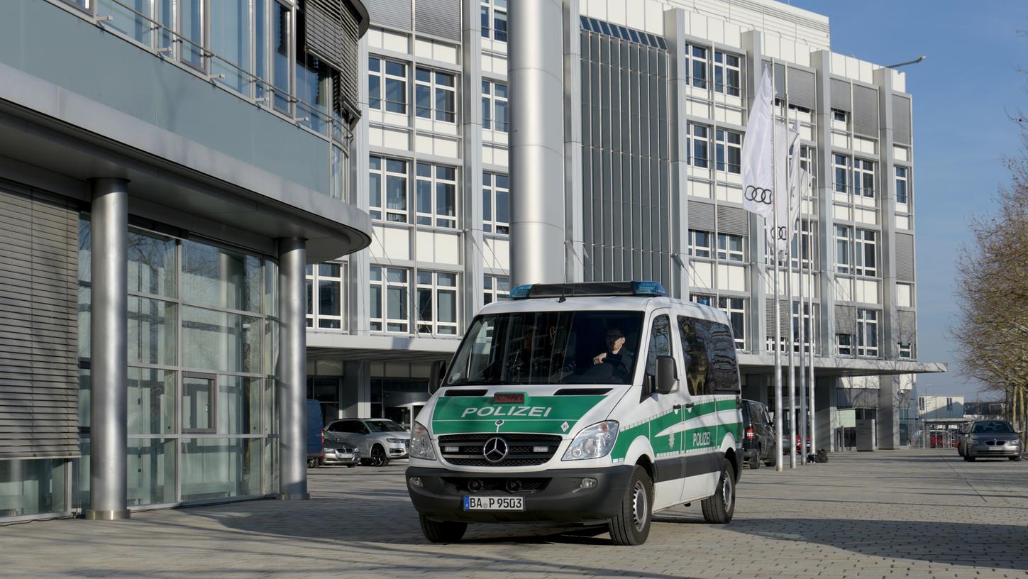 Ein Polizeifahrzeug fährt an der Konzernzentrale des Autoherstellers Audi vorbei. Das Landgericht München hat die Anklage gegen den früheren Audi-Chef wegen Betrugs in der Dieselaffäre zugelassen. 