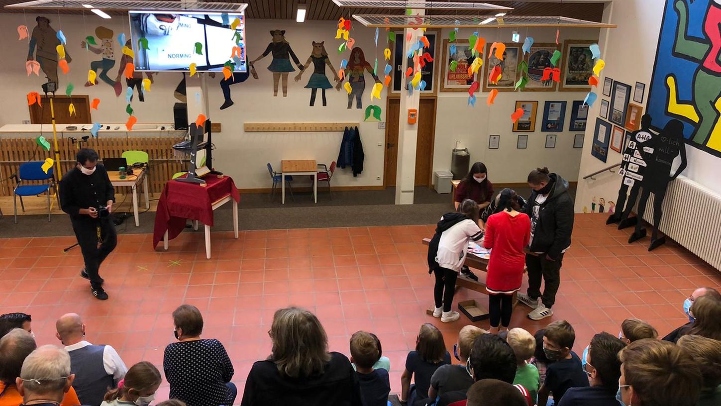 Gebannter Blick auf den Bildschirm in der Aula: In Thalmässing wurde der Live-Stream zur Preisverleihung des Deutschen Schulpreises gebannt verfolgt.