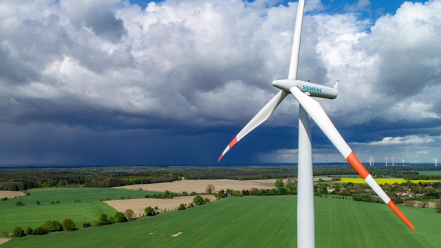 Eine Windenergieanlage von Siemens steht auf einem Feld in Brandenburg: Der Konzern schickt sein Energiegeschäft in die Eigenständigkeit. 