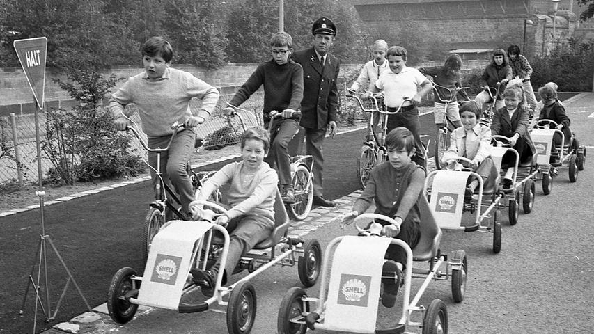 Nürnbergs dritte mobile Verkehrsschule wurde von Vertretern der Deutschen Shell A. G. und der Verkehrswacht an die Stadt übergeben.Hier geht es zum Kalenderblatt vom 27. September 1970: Schach dem Verkehrstod