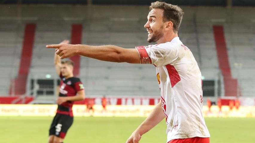 Der 23-jährige Benedikt Gimber ist Nachfolger von Marco Grüttner (SGV Freiberg, Oberliga) als Kapitän des SSV Jahn Regensburg. Der Mittelfeldspieler steht seit 2019 bei den Oberpfälzern unter Vertrag.