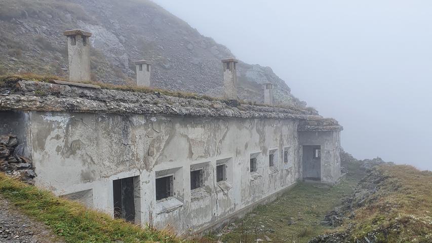 Verlassene Gebäude zeugen von den Soldaten, die auf dem Gipfel des Helm einst Ausschau nach Schmugglern hielten.
