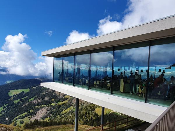 Das Drei-Sterne-Restaurant AlpINN hängt über dem Abgrund am Kronplatz. Das Drei-Sterne-Restaurant AlpINN hängt über dem Abgrund am Kronplatz.
