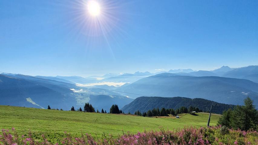  Von Meransen aus geht der Blick weit über die Südtiroler Berge.
