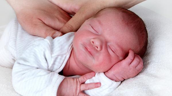 Am 11. September erblickt der kleine Julian das Licht der Welt. Mit 52 Zentimetern und 3320 Gramm ist er gesund und munter im Theresien-Krankenhaus zur Welt gekommen.
