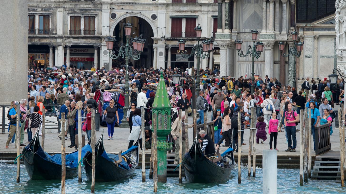 Ein Bild aus Vor-Corona-Zeiten, als sich in Venedig ob der Touristenmassen die Balken im Lagunenwasser bogen. Derzeit besucht kaum jemand die Stadt, man kann anderen Menschen gut aus dem Weg gehen. Doch gerade kleine, unbekanntere Ziele versprechen die größte Sicherheit.