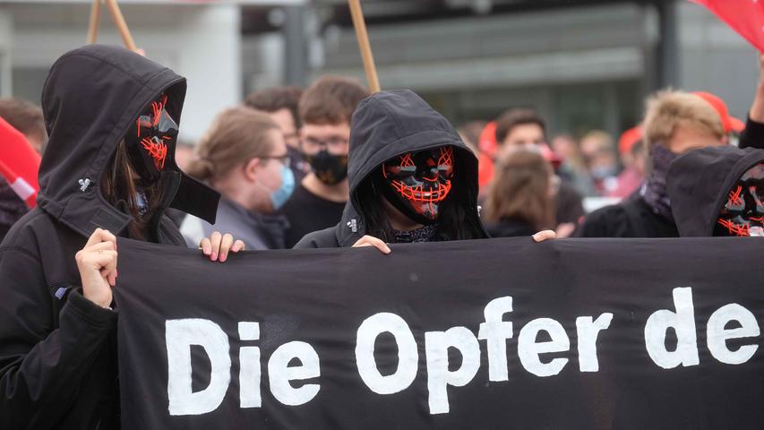 Sensenmann vorweg: MAN-Beschäftigte protestieren in Nürnberg gegen Stellenabbau