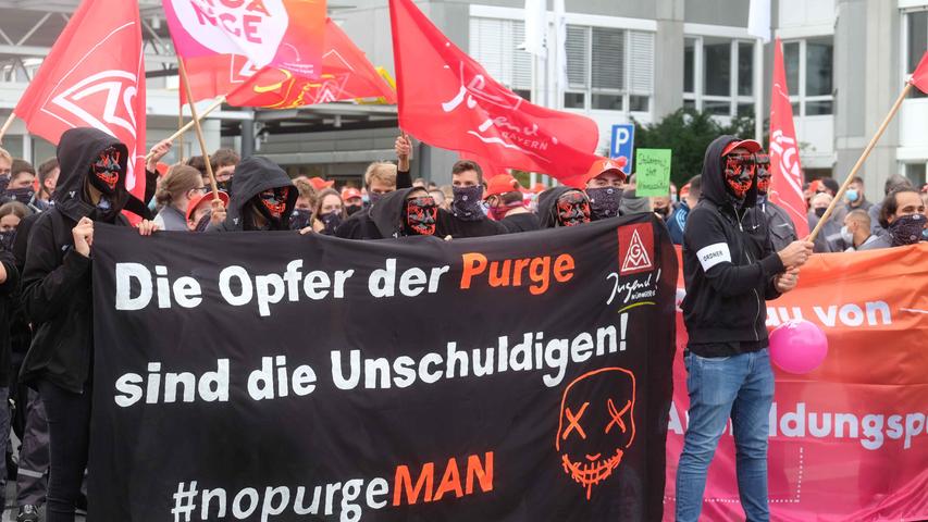 Sensenmann vorweg: MAN-Beschäftigte protestieren in Nürnberg gegen Stellenabbau