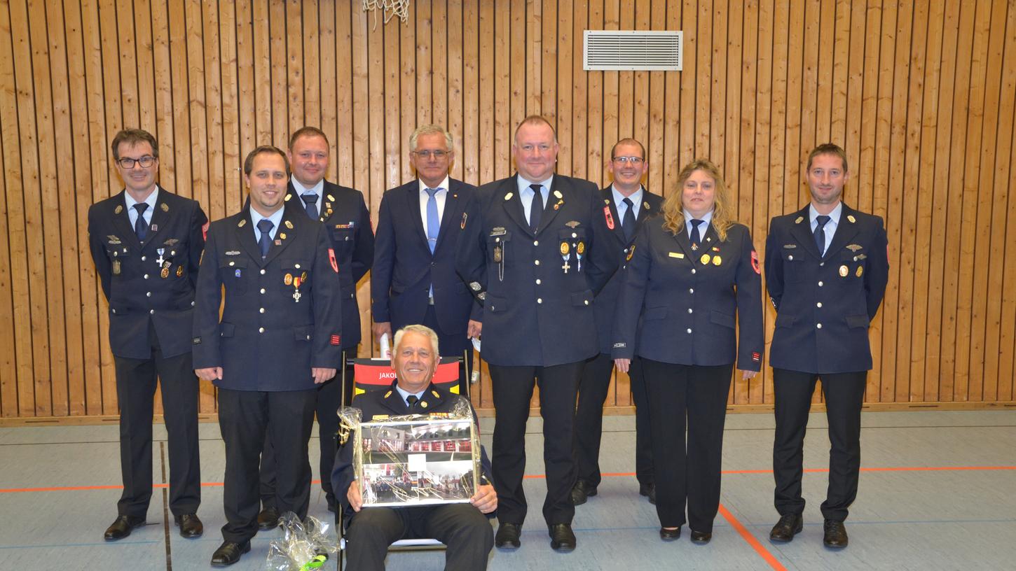 Bei der Jahresversammlung der Feuerwehr Berching wurden Kreisbrandinspektor Jakob Weidinger verabschiedet und verdiente Mitglieder geehrt. Auch Bürgermeister Ludwig Eisenreich schaute vorbei.