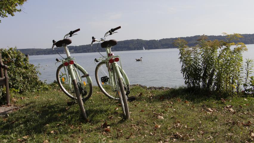 Mit dem Fahrrad lassen sich der See und zahlreiche Attraktionen am Ufer - wie die Roseninsel, das Schloss Possenhofen oder die Votivkapelle - bestens erkunden. Eine komplette Tour dauert je nach Tempo und Zwischenstopps etwa drei bis fünf Stunden.
