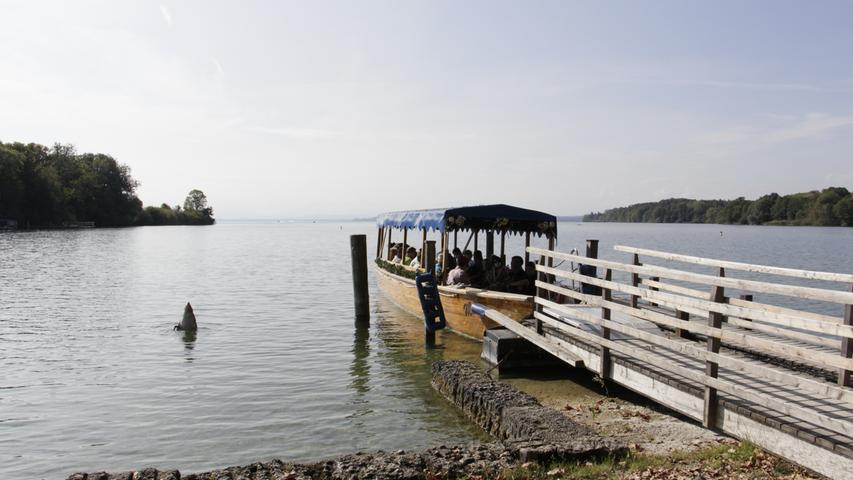Mit der sogenannten Zille - einem flachen Holzboot - geht es auf die Roseninsel. Der mehr oder weniger geheime Treffpunkt von Ludwig II. und Kaiserin Elisabeth von Österreich (besser bekannt als "Sissi") liegt nur 170 Meter vom Westufer des Sees entfernt, in der Feldafinger Bucht.