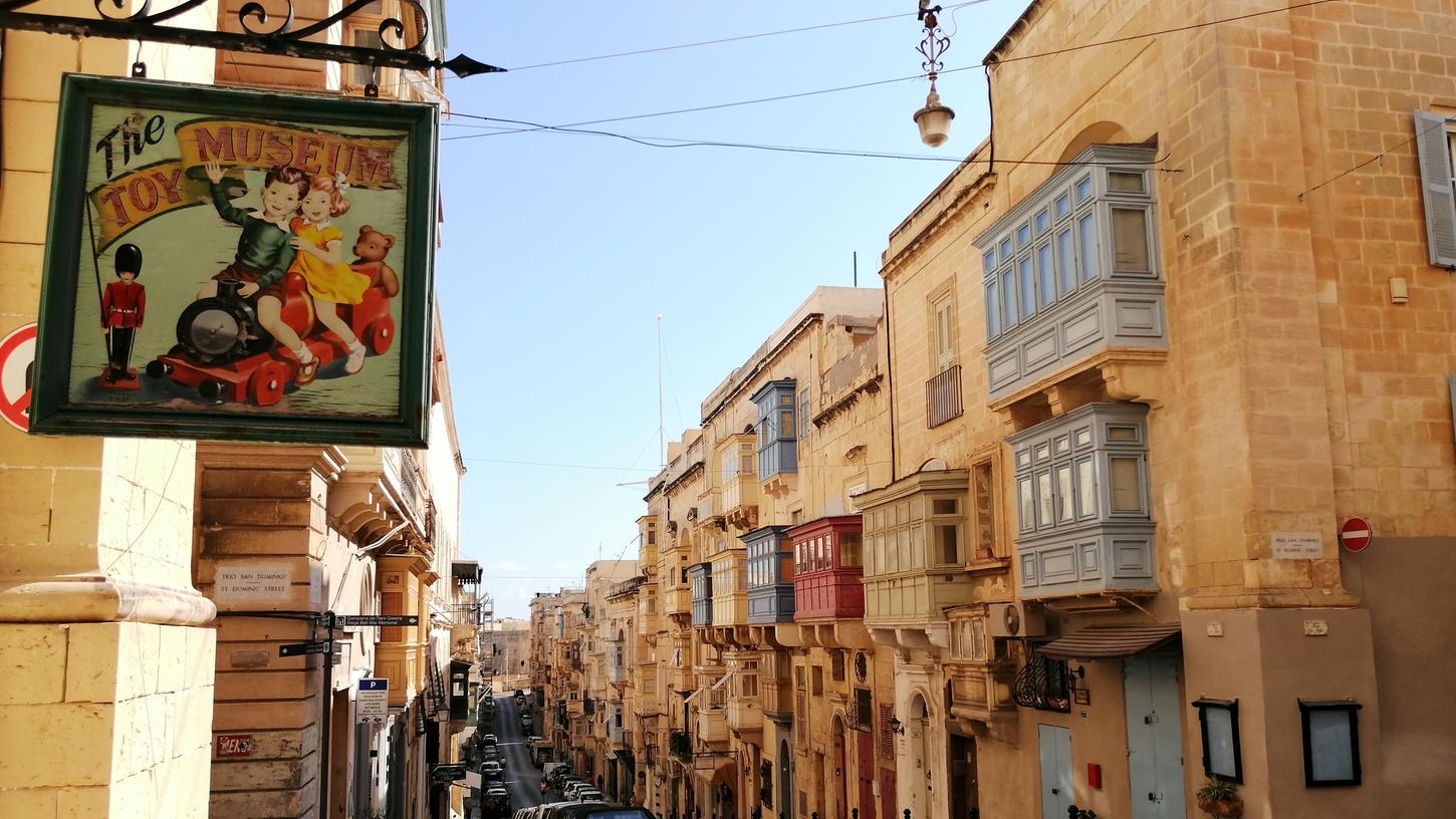 Während viele Straßennamen an die arabische Vergangenheit erinnern, macht sich der süditalienische Einfluss baulich vielerorts deutlich bemerkbar. Kein Wunder: Nur 90km Luftlinie entfernt liegt Palermo auf Sizilien.
Während viele Straßennamen an die arabische Vergangenheit erinnern, macht sich der süditalienische Einfluss baulich vielerorts deutlich bemerkbar. Kein Wunder: Nur 90km Luftlinie entfernt liegt Palermo auf Sizilien.