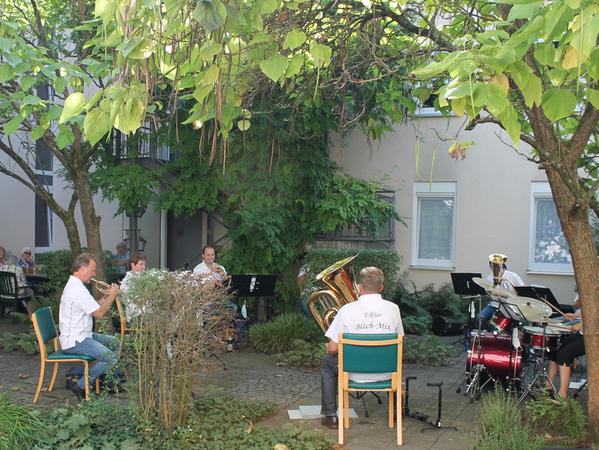 Zum Jubiläum im September gab der EBSer Blechmix ein Konzert im Innenhof.