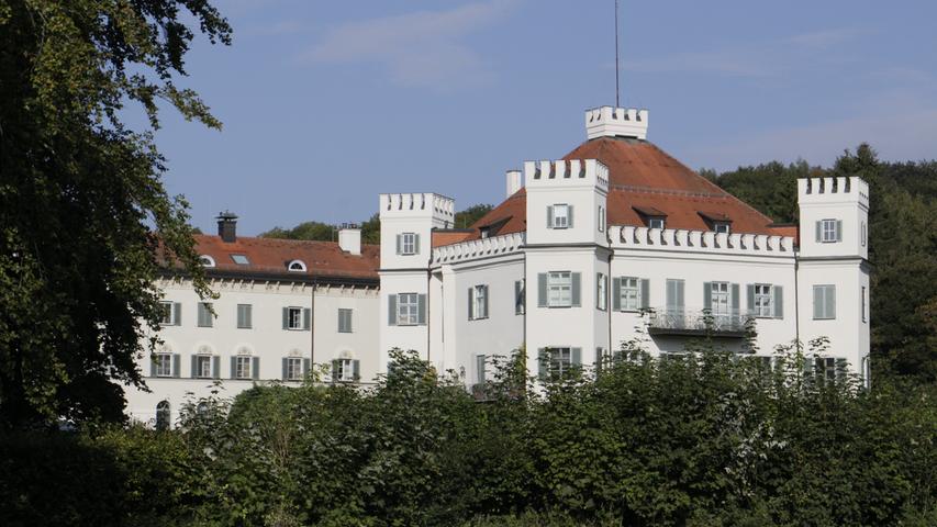 Nur einen Katzensprung von der Roseninsel entfernt liegt das Schloss Possenhofen, in dem Kaiserin Elisabeth mit ihren Geschwistern aufgewachsen ist. Auch als Monarchin von Österreich-Ungarn kehrte sie oft in ihre Heimat zurück. Heute ist das Schloss im Privatbesitz und nicht öffentlich zugänglich.