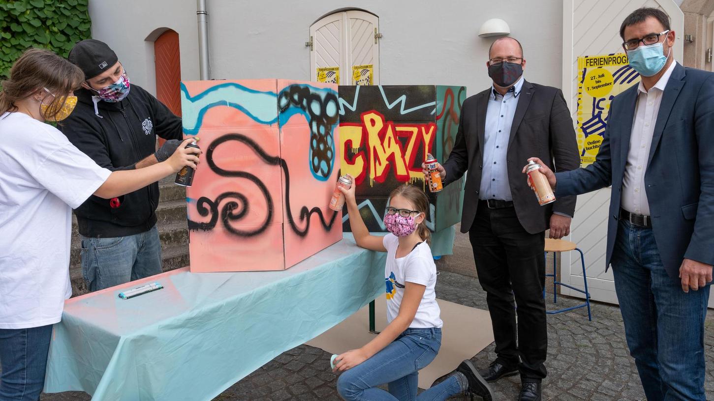 Graffiti sind eine echte Kunstform, betont der Rother Bürgermeister Ralph Edelhäußer und nimmt beim Workshop selbst die Spraydose zur Hand. Die Stadt Roth stellt extra Flächen zur Verfügung.