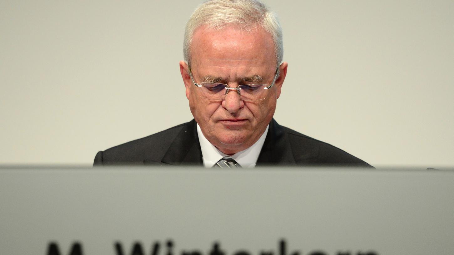 Winterkorn muss in Braunschweig zusätzlich wegen gewerbs- und bandenmäßigen Betrugs auf die Anklagebank, zusammen mit vier weiteren teils früheren VW-Führungskräften.