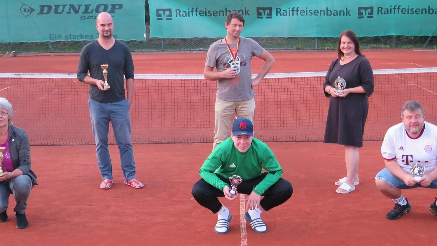 Erfolgreiche Tennisspieler des TC Nennslingen (von links): Resi Dudlitz, Stefan Rottler, Luca Lebrecht, Sven Hölzel, Nicole Pfeiffer und Rüdiger Lebrecht.