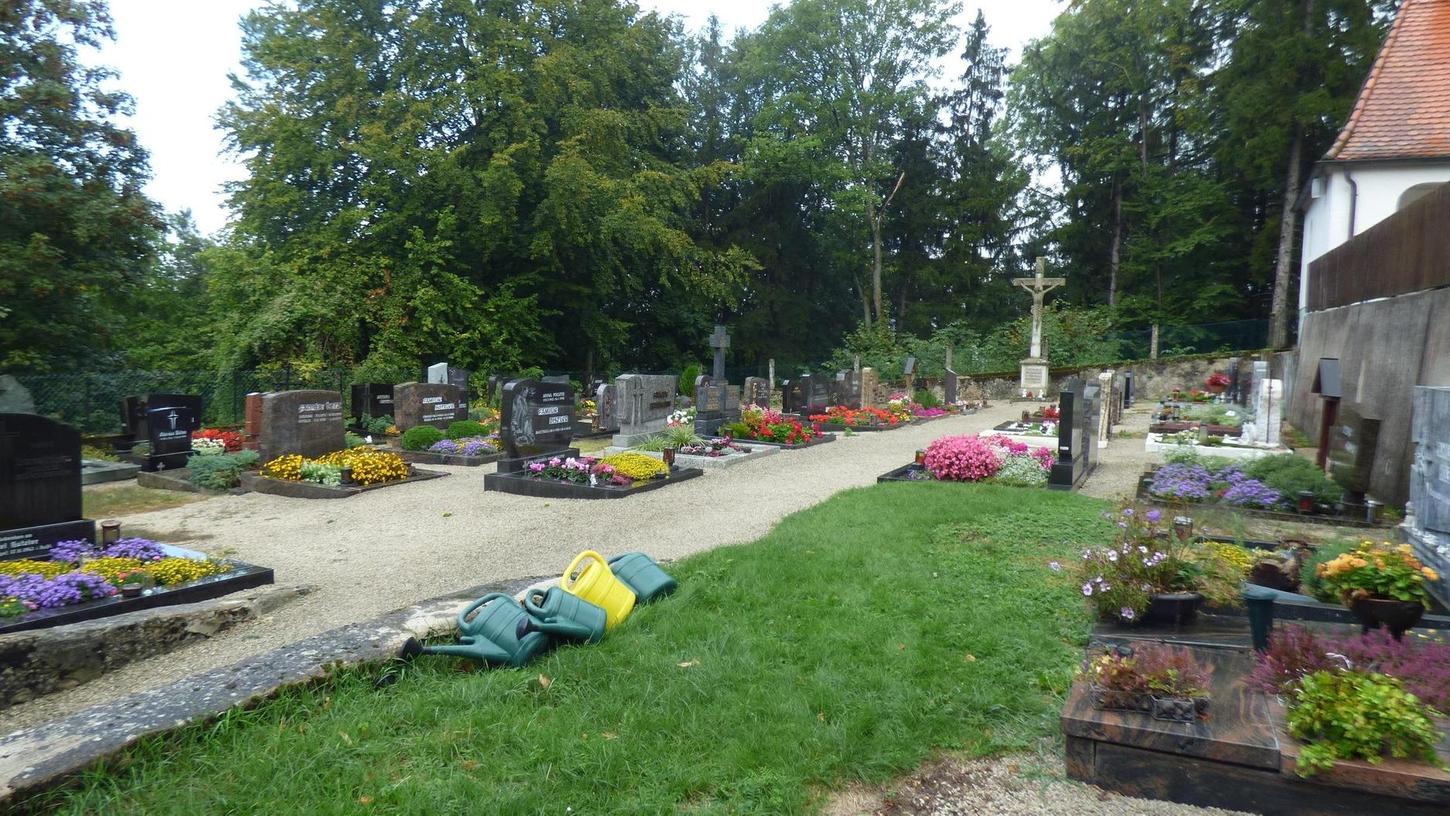Kontroverse Debatte: Friedhofsgebühren in Wichsenstein steigen deutlich