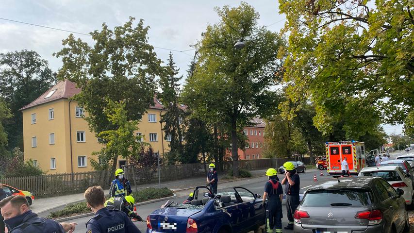 Auffahrunfall in Stein: Feuerwehr muss Autodach abschneiden
