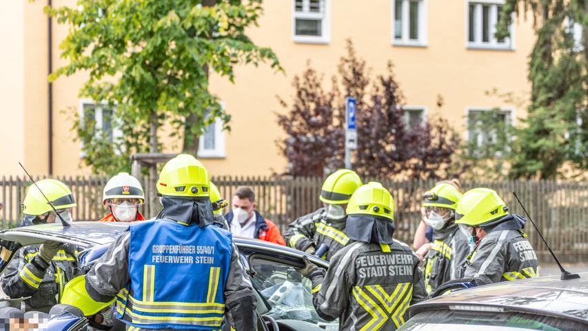 Auffahrunfall in Stein: Feuerwehr muss Autodach abschneiden