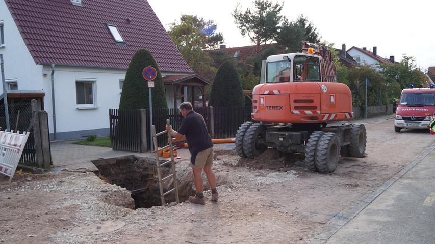 Bei Bauarbeiten nahe Ansbach: Mann in Baggergrube verschüttet