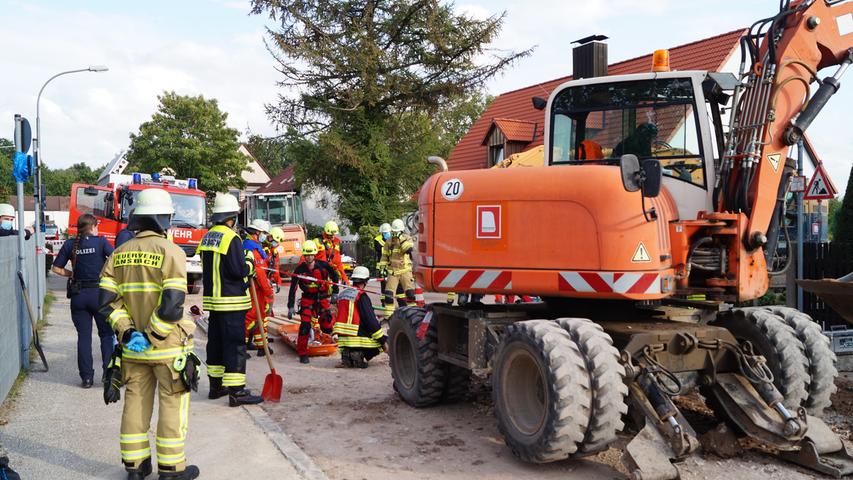 Bei Bauarbeiten nahe Ansbach: Mann in Baggergrube verschüttet