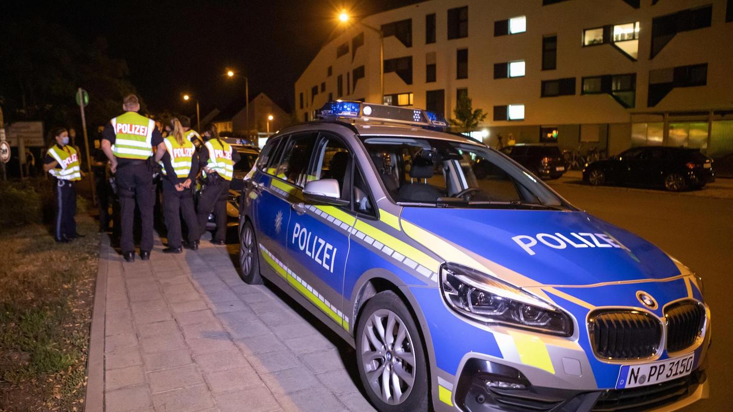 Zwei Beamte, die Ausrüstung und ein Festgenommener: Die Polizeigewerkschaften monieren die hohe Last im 3er BMW (Hier im Bild ist ein 2er BMW zu sehen).