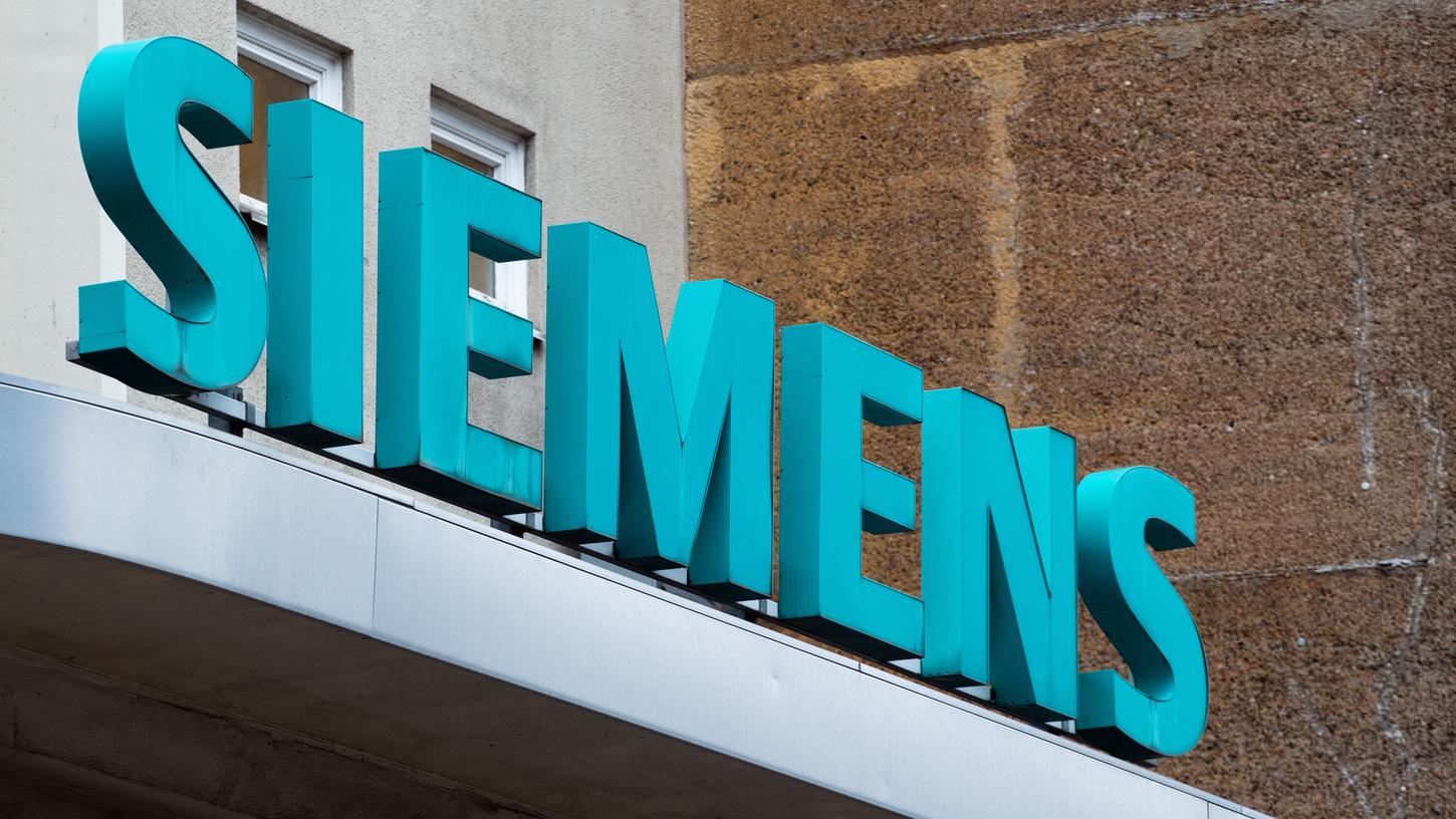 Der Schriftzug "Siemens" ist an einem Gebäude zu sehen: Die Energy-Sparte des Technologie-Konzerns wird ihren Hauptsitz künftig in Berlin haben.