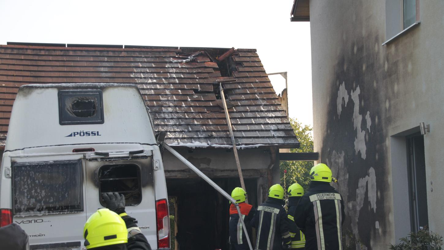 Kinder zündeln und stecken Garage in Brand: 100.000 Euro Schaden