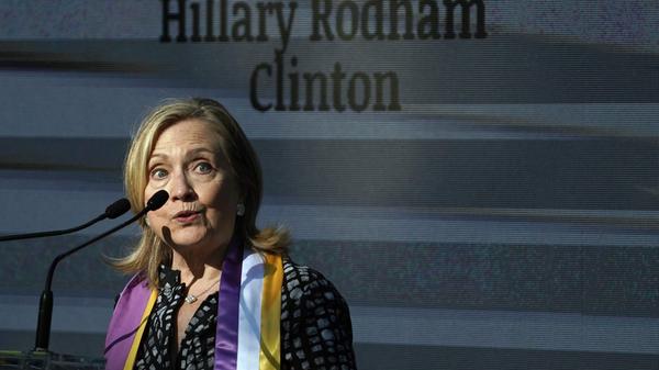 Hillary Clinton holte 2016 rund drei Millionen Wählerstimmen mehr als Donald Trump. Dass Trump dennoch Präsident wurde, hat mit dem Wahlmännersystem, vor allem aber dem Mehrheitswahlrecht zu tun: In 48 der 50 US-Bundesstaaten bekommt der Kandidat, der sich eine Mehrheit sichern kann, alle Stimmen der Wahlleute des Bundesstaats zugesprochen, egal wie knapp der Vorsprung sein sollte. Damit gehen die Stimmen derjenigen, die für den unterlegenen Kandidaten votiert hatten, verloren. Donald Trump sprach sich einst für die Abschaffung des Wahlmännersystems aus - seit es ihn jedoch zum Präsidenten machte, hat er sich zu dessen Verteidiger aufgeschwungen.