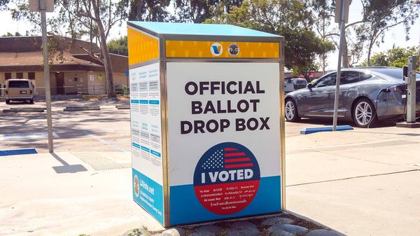 Wegen der Corona-Pandemie dürften Millionen Amerikaner zum ersten Mal per Briefwahl abstimmen. Donald Trump nährt seit Wochen Zweifel an der Verlässlichkeit des Systems und wähnt einen gigantischen Wahlbetrug auf seine Kosten. Experten fürchten zudem, dass wegen der Briefwahl nicht bereits in der Wahlnacht vom 3. auf den 4. November ein Sieger feststeht, sondern erst später.