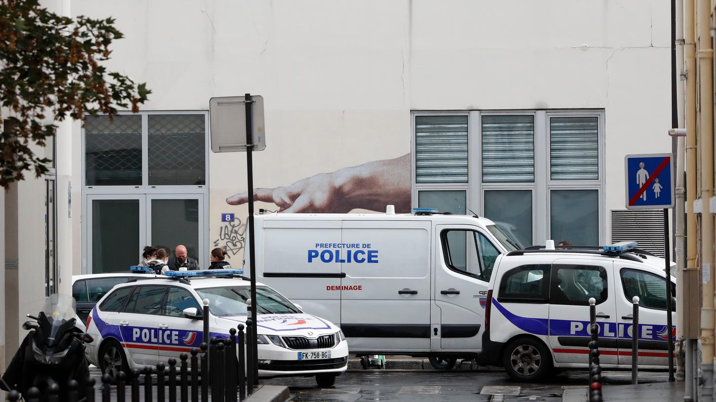Vor dem Gebäude, in dem das Satiremagazin "Charlie Hebdo" einst seine Redaktionsräume hatte, sind am Freitag zwei Journalisten bei einer Messerattacke verletzt worden.