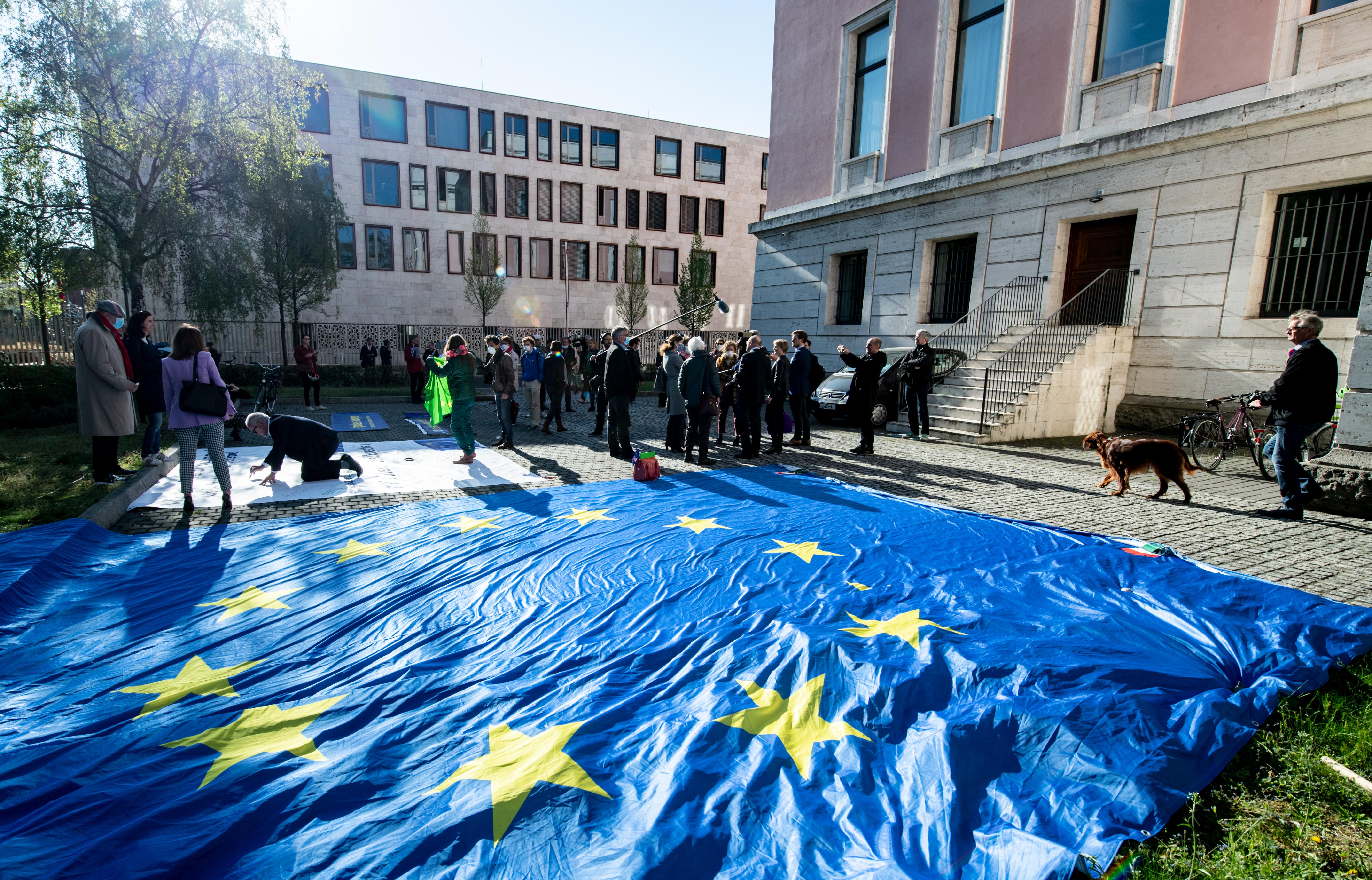 Für Kinder soll ein 12-Sterne-Hotel entstehen. 12 Sterne sind auf der europäische Flagge zu sehen - und deshalb soll ein Haus mit 12 Räumen von Kindergruppen aus der EU künstlerisch gestaltet werden.