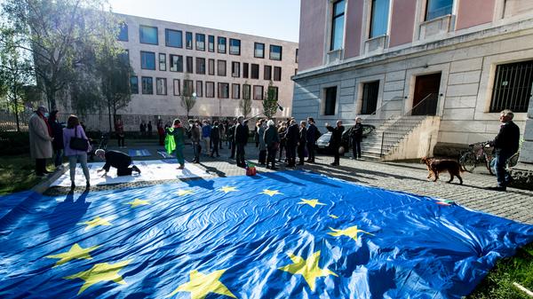 Für Kinder soll ein 12-Sterne-Hotel entstehen. 12 Sterne sind auf der europäische Flagge zu sehen - und deshalb soll ein Haus mit 12 Räumen von Kindergruppen aus der EU künstlerisch gestaltet werden.