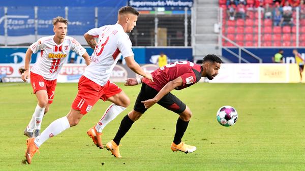 Elf Einsätze, davon fünf von Beginn an, kein Tor, kein Assist. Die Statistiken nach Sarpreet Singhs einjährigem Gastspiel beim 1. FC Nürnberg ließen wahrlich zu wünschen übrig. Im August 2020 von den Bayern Amateuren in die Noris gekommen, ließ Singh seine wahren Qualitäten nur selten aufblitzen. Im November 2020 hatte ihm der Club sogar einen außerplanmäßigen und über dreiwöchigen Aufenthalt in seiner neuseeländischen Heimat zugestanden, um ein paar private Angelegenheiten zu regeln - in der Hoffnung, dass es ihm danach auch als Fußballer wieder besser geht. Vergebens: Im Januar 2021 wechselte Singh zurück zum FC Bayern II: Mittlerweile zeigt seine Leistungskurve beim SSV Jahn Regensburg nach oben. Wegen einer Transferpanne durfte Singh in der Zweitliga-Hinrunde jedoch kein einziges Spiel bestreiten.