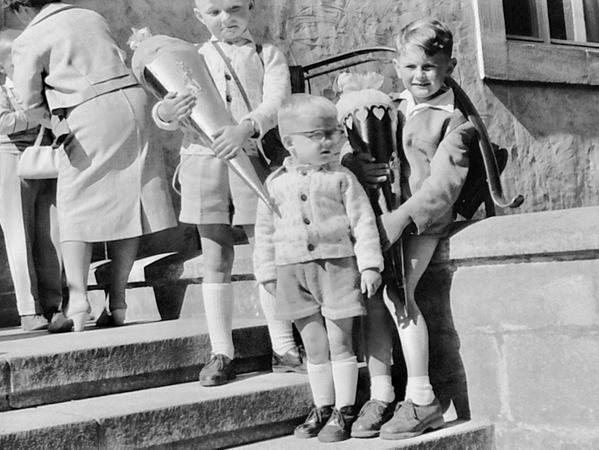 1959 frisch eingeschult: Thomas (re.) mit Freund Gerd am Südportal der Zentralschule. 