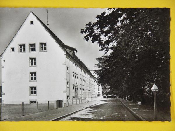 Die Zentralschule (heute „Ritter-von-Traitteur-Schule“) mit dem damaligen evangelischen Pausenhof links an der Stirnseite. 