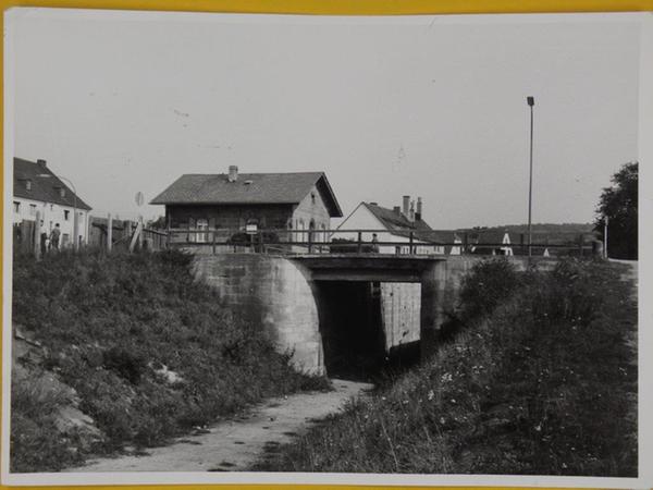 Damals auf dem Schulweg von Thomas: Die Kanalbrücke (heute Kreuzung Adenauer-Allee und Bamberger Straße) mit dem Schleusenhaus. 