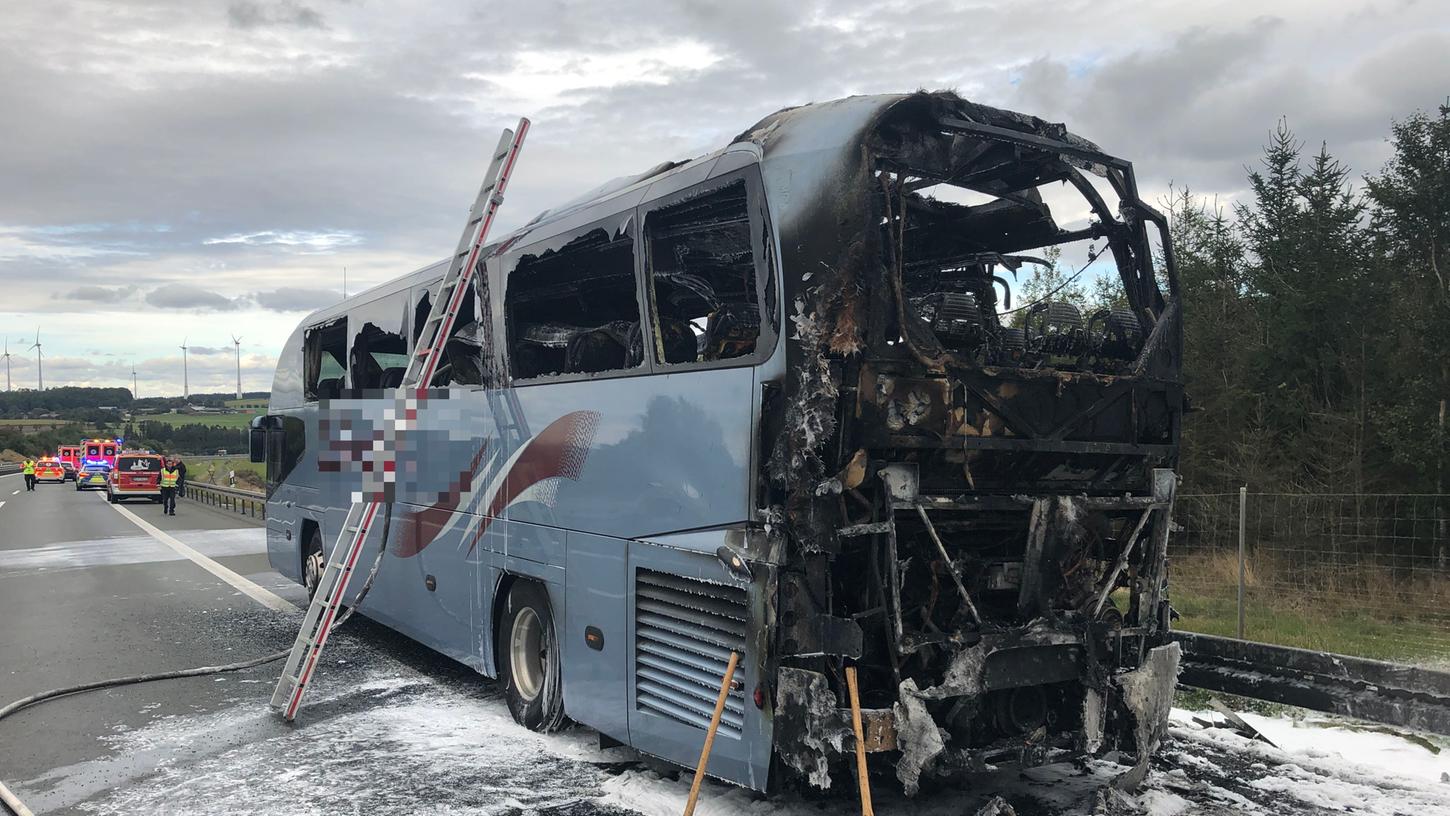Der Fahrer und die 38 Fahrgäste konnten sich vor den Flammen retten.