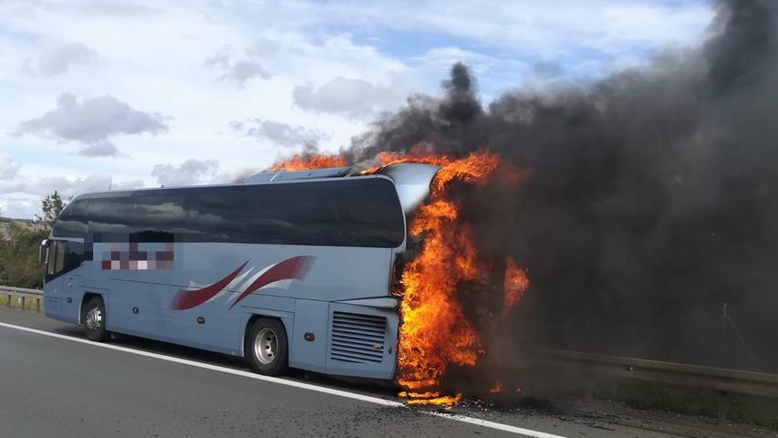 Reisebus stand auf A93 in Flammen: Insassen retten sich