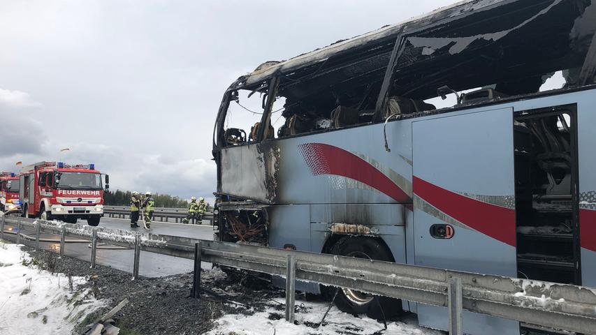 Reisebus stand auf A93 in Flammen: Insassen retten sich