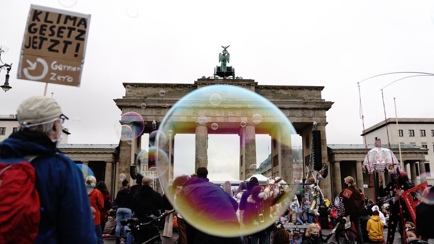 Aktivisten der Klimaschutzbewegung Fridays For Future demonstrieren in Berlin wieder für mehr Tempo im Kampf gegen die Klimakrise.