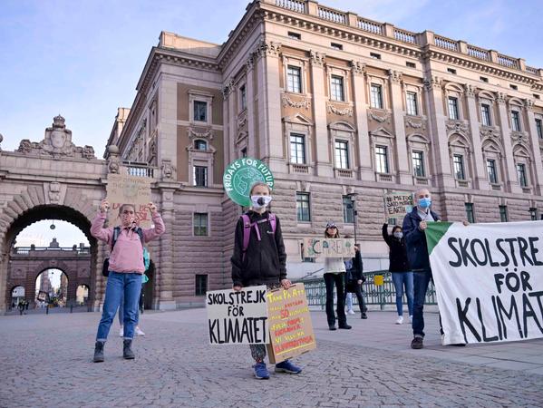 Greta Thunberg (2. von links), weltbekannte Klimaaktivistin aus Schweden, hielt bei ihrem Protest vor dem schwedischen Parlament Riksdagen  deutlich Abstand zu ihren Mitstreitern