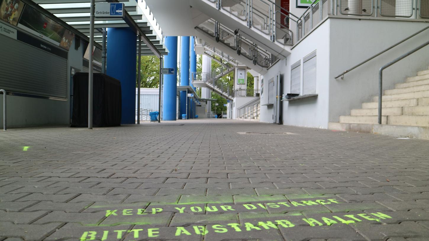 "Bitte Abstand halten" ist im Stadion an vielen Stellen auf dem Boden zu lesen. Foto: Timo Schickler