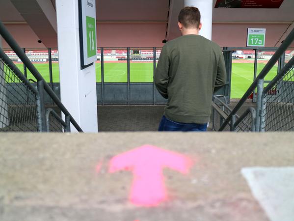 Im Max-Morlock-Stadion gilt: Immer den Pfeilen nach. Foto: Timo Schickler Im Max-Morlock-Stadion gilt: Immer den Pfeilen nach. Foto: Timo Schickler