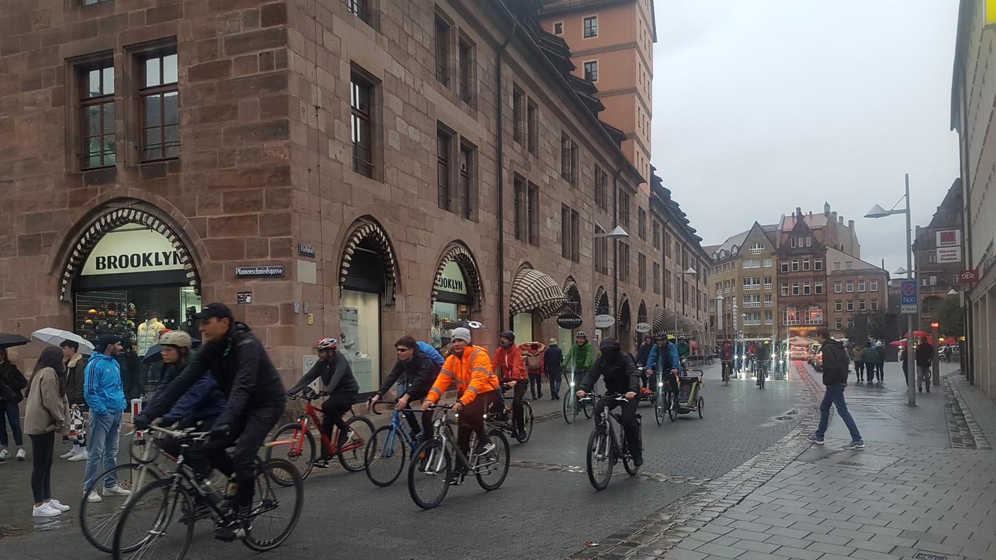 Mitten durch die Innenstadt: Auch am Hallplatz kam die Critical Mass am Freitagabend vorbei. 