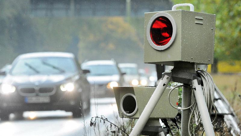 Auf den Landstraßen in der Oberpfalz haben Polizeibeamte in der Aktionswoche  Tempokontrollen vorgenommen und viele Gespräche geführt. 